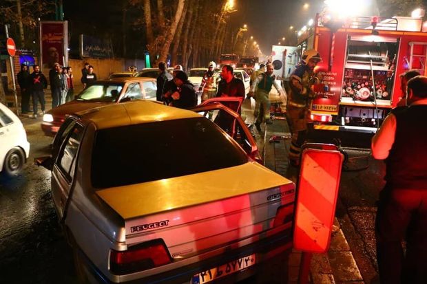 تصادف کامیون با سواری در خیابان ولیعصر تهران ۳ مصدوم داشت