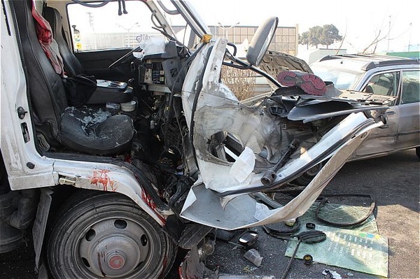 ترکیدگی لاستیک کامیون در فارس ۴ کشته داد