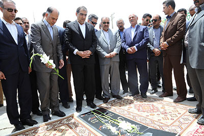 وزیر بهداشت به مقام شامخ شهدا در زاهدان ادای احترام کرد
