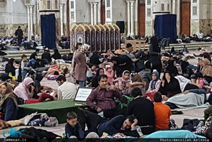 برخی از مردم تهران شب یلدا را در پی زلزله در کنار حرم امام(س) گذراندند