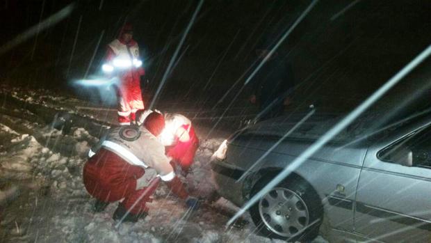 غافلگیری مسافرین نوروزی در برف بهاری محورهای آذربایجان غربی  رهاسازی140 خودروی گرفتار در برف و کولاک محورهای استان