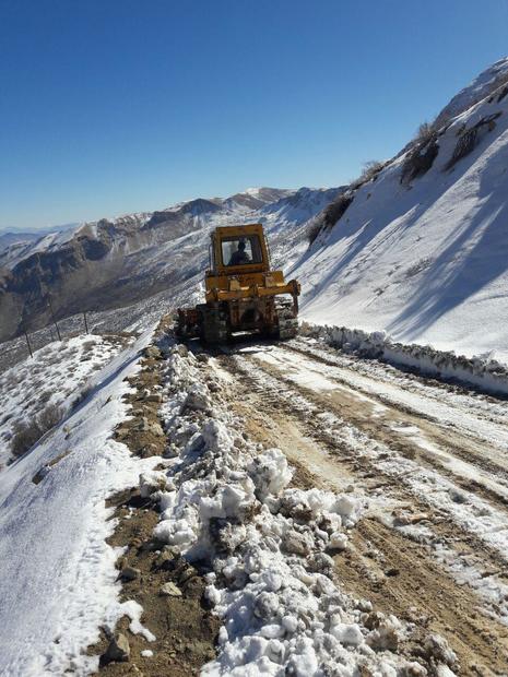 بارش برف راه ارتباطی چند روستای دهدز ایذه را مسدود کرد