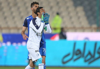 حمله شدید رحمتی به کمیته انضباطی: جان یک انسان مهم است یا تاخیر دو دقیقه ای در ورود به زمین؟


