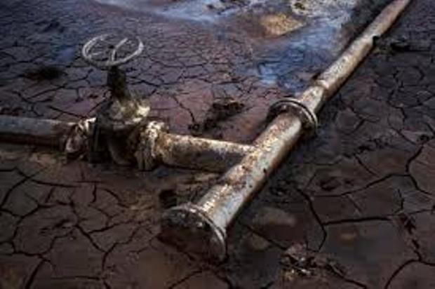 خط لوله انتقال فرآورده نفتی در بوشهر دچار نشتی شد