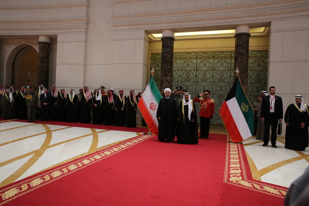 رئیس جمهور وارد کویت شد / استقبال رسمی امیر کویت از روحانی در فرودگاه