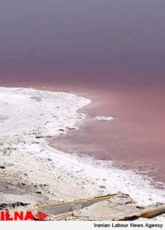 تشریح دلایل تغییر رنگ دریاچه ارومیه کاهش 18سانتیمتری سطح تراز دریاچه