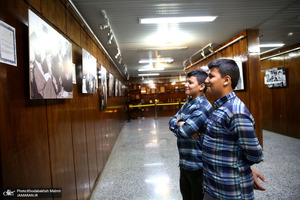 بازدید جمعی از دانش آموزان و مهمانان خارجی از بیت امام خمینی (س) در جماران