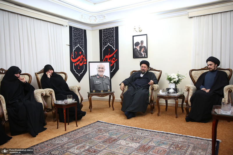 حضور سید حسن خمینی در منزل سردار شهید سلامی با خانواده این شهید والامقام دیدار و گفت‌وگو کرد.