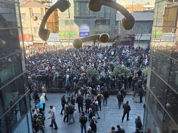 گزارش چند خبرگزاری از تجمع برخی کسبه بازار تهران در دوشنبه، ۸ دی ۱۴۰۴ + عکس و فیلم