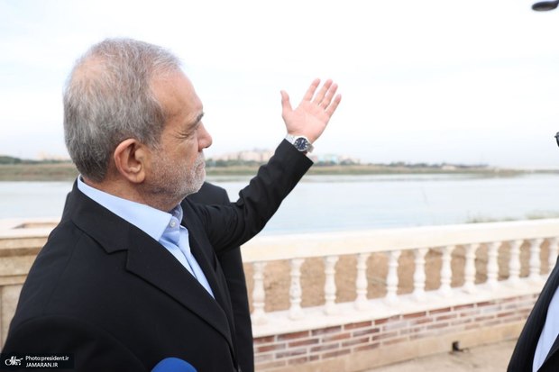 پزشکیان در ساحل کارون + عکس ها