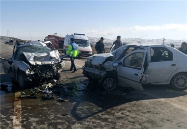 مصدومیت ۱۲ نفر در تصادف محور یاسوج به اصفهان