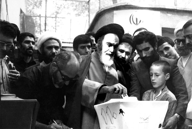 درسی از امام خمینی در آستانه انتخابات/ مردم نباید کنار بروند، اگر مردم کنار بروند همه شکست می‏خوریم