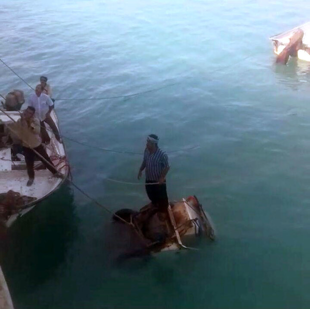 یک دستگاه خودرو از اسکه بحرکان هندیجان به دریا سقوط کرد