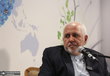 ظریف: زمانی‌ که قدرت داریم از دیپلماسی استفاده کنیم/ به جایگاهی رسیده‌ایم که امروز دنیا نمی‌تواند ما را رهبری کند/ همسرم، عروسم و دخترم‌ محجبه هستند اما حجاب را تهدید نمی‌بینم/ دیپلماسی حوزه عافیت‌طلبی نیست