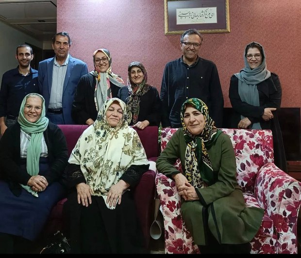  دیدار جمعی از فعالان سیاسی با فخرالسادات محتشمی پور همسر مصطفی تاجزاده