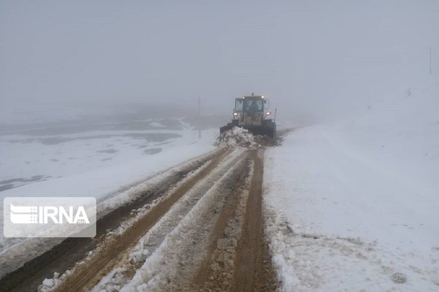 بارش برف سنگین در زنجان راه ۱۵۶ روستا را بست