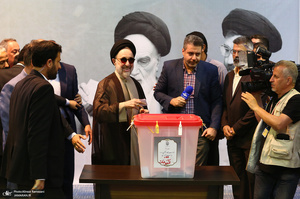 حضور سید محمد خاتمی در مرحله دوم انتخابات ریاست جمهوری چهاردهم