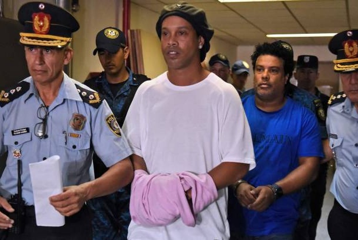 انتقال رونالدینیو و برادرش به زندان پاراگوئه