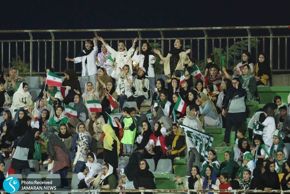 عکس و ویدیو| اولین حضور زنان تماشاگر اراکی در استادیوم فوتبال