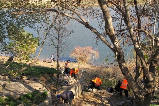پاکسازی حاشیه دریاچه سد مهاباد آغاز شد