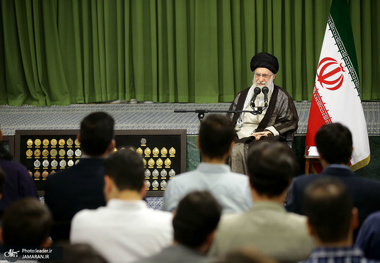 ناامیدی، سم است/ به نخبگی قانع نباشید باید مرزهای دانش و فناوری را به پیش ببرید