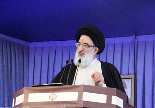 امام جمعه کرج: دشمن خانواده‌ها را هدف قرار داده است