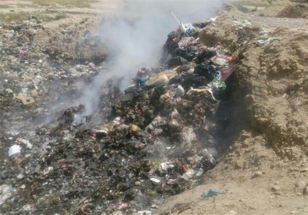 انباشت زباله در ۳۰ متری جاده اصلی اوز ـ خنج  روستای مهلچه لارستان مکان دفع زباله ندار‌د