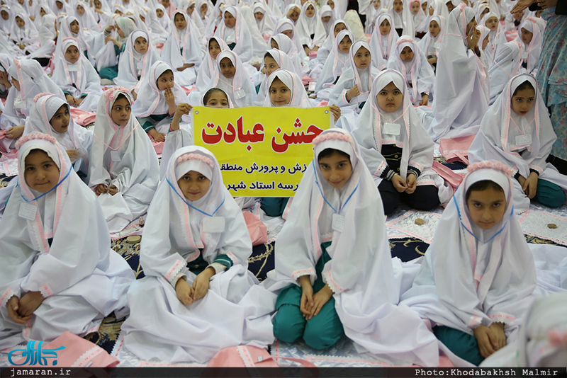 جشن تکلیف دانش آموزان دختر منطقه 19 تهران در حرم مطهر امام خمینی(س) 