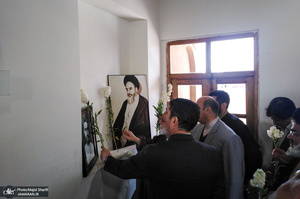 آیین نواختن زنگ انقلاب در بیت تاریخی حضرت امام(س) در خمین