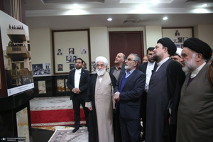 بازدید سید حسن خمینی از نمایشگاع عکس امام امت