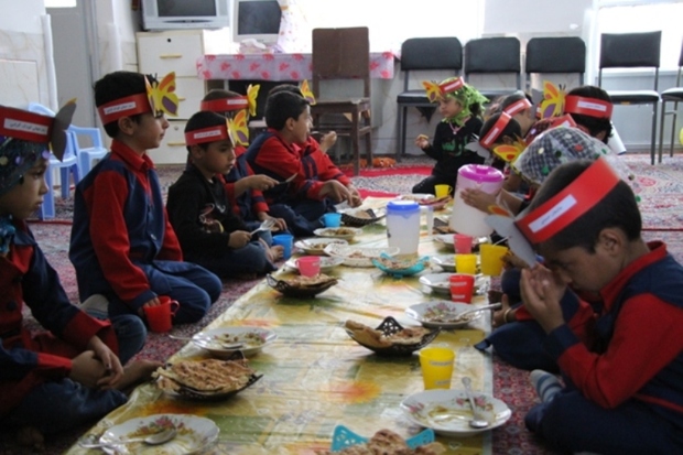 310 کودک ابرکوهی از یک وعده غذای گرم رایگان بهره مند شدند