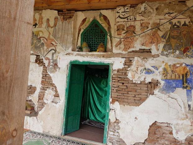 نقاشی های دیواری تاریخی گیلان یک به یک محو می شوند