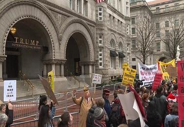 اعتراض مقابل هتل بین‌المللی ترامپ: نه به جنگ و تحریم ایران 
