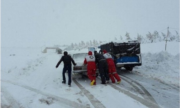 یک گروه گردشگری در جاده برفگیر سالند دزفول گرفتار شدند