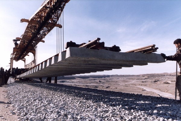 عملیات ریل گذاری و اجرای روسازی راه آهن میانه-بستان آباد آغاز شد