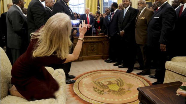 عکس/ نحوه خاص نشستن خانم مشاور ترامپ