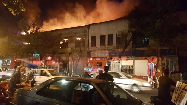 آتش‌ سوزی در خیابان امیرکبیر تهران گسترده است