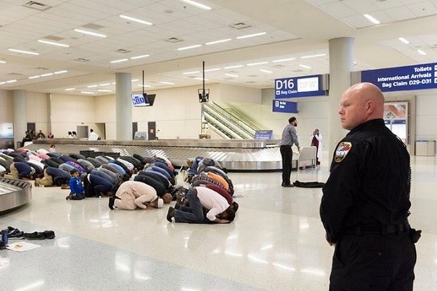 عکس/ نماز جماعت در فرودگاه آمریکا