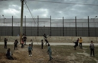 تفریح بچه های فلسطینی با کابل های برق (10)