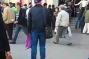 ازدحام مردم برای خرید ارز در میدان فردوسی