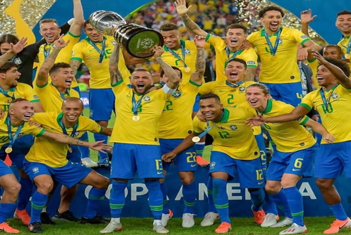 لحظه بالا بردن جام قهرمانی برزیل در کوپا آمریکا+ فیلم 