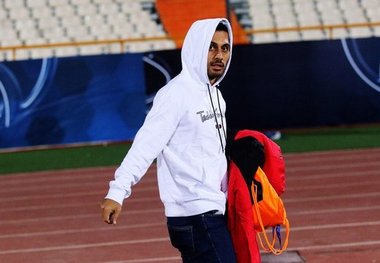 خروج عجیب بازیکن پرسپولیس از ورزشگاه آزادی
