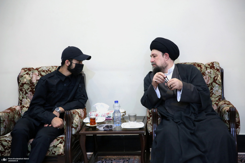 اقامه نمازسید حسن خمینی  بر پیکر شهید حیدری در حرم مطهر امام خمینی (س)