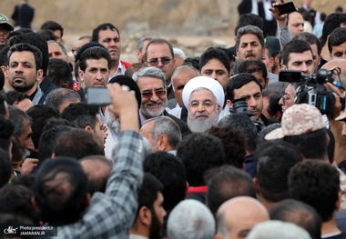 بازدید  روحانی از روند کمک رسانی به زلزله زدگان میانه

