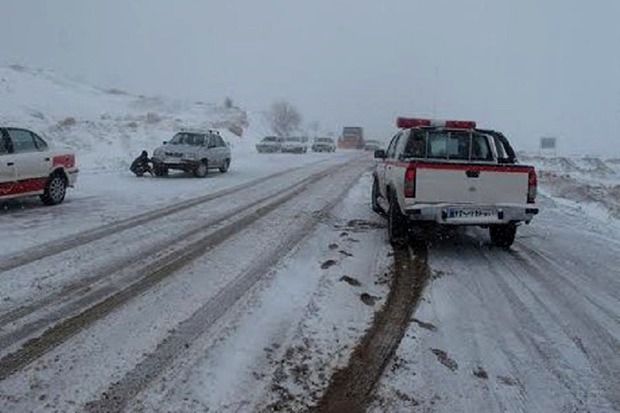 بارش باران و برف در غرب اصفهان مسافران را غافلگیر کرد