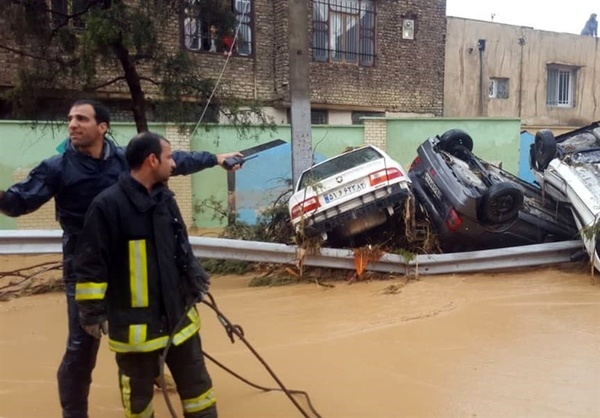 فاجعه سیل در شیراز  برخورد بیش از 200 خودرو با یکدیگر  آمار دقیق کشته‌ها مشخص نیست  بازار وکیل به زیر آب رفت