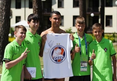 اهدای پیراهن تیم قهرمان یتیم‌‌خانه‌های جهان به رونالدو و کار عجیب مهاجم پرتغالی! + عکس
