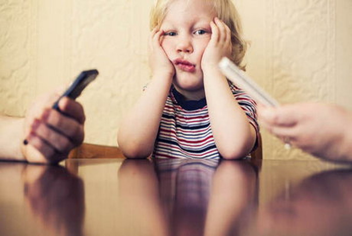 استفاده بیش از حد والدین از موبایل به خانواده لطمه می‌زند