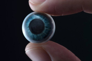 لنز چشمی که با تمرکز روی یک آیکون اپلیکیشنی را فعال کند