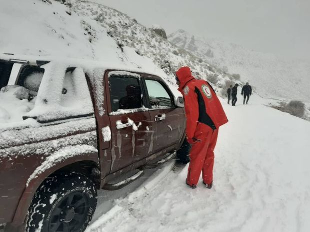 هلال احمر کرمان به بیش از ۳۲۰ نفر گرفتار در برف امداد رسانی کرد